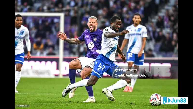 Các cầu thủ Auxerre và Toulouse đang tranh chấp bóng trên sân cỏ Các cầu thủ Auxerre và Toulouse đang tranh chấp bóng trên sân cỏ