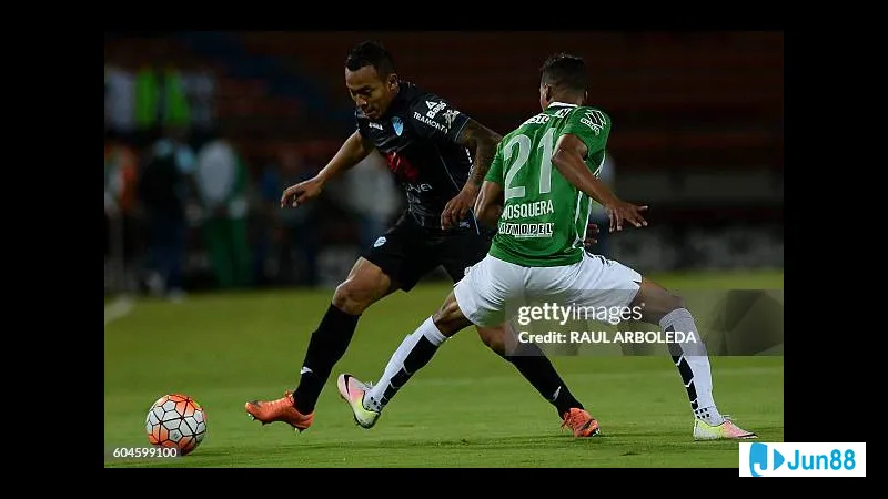 Hành động trong trận đấu giữa Bolivar và Atletico