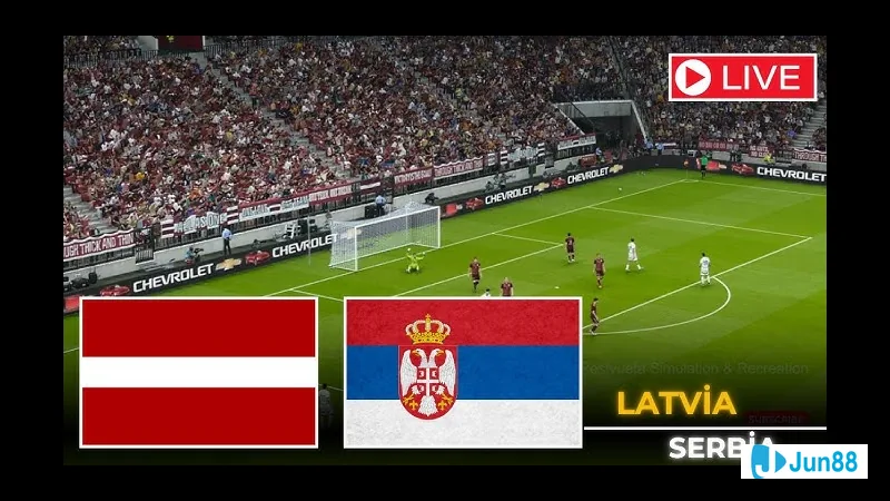 Cầu thủ Latvia và Serbia trong trận đấu bóng đá