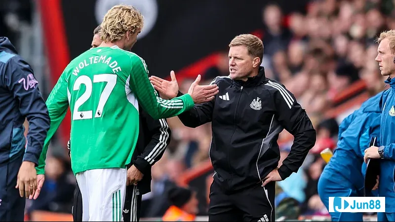 Cầu thủ Newcastle vượt qua cầu thủ Bradford City trong trận đấu bóng đá