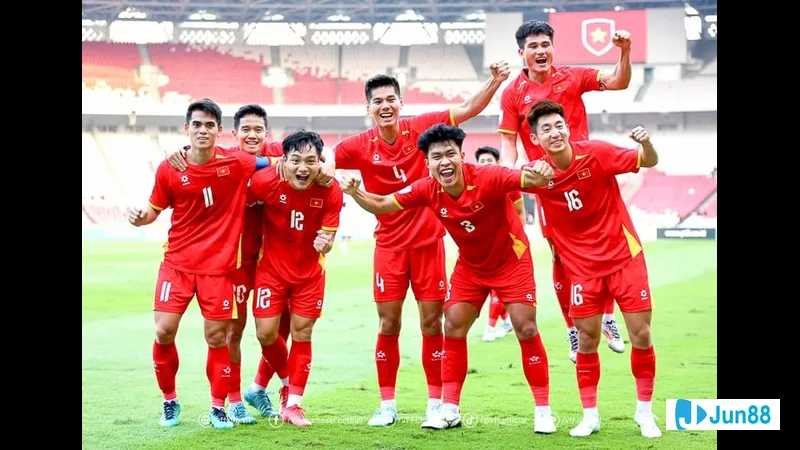U23 Việt Nam thi đấu với U23 Singapore trong trận đấu căng