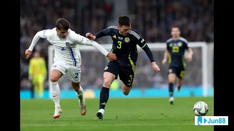 Cầu thủ Belarus U17 sử dụng kỹ thuật đi bóng qua cầu thủ Na Uy U17 trong trận đấu bóng đá.