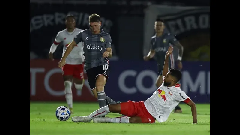 Cầu thủ của Platense vượt qua cầu thủ Deportivo Riestra để tiến gần khung thành đối phương