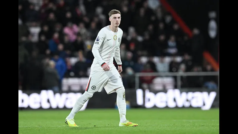 Cầu thủ Atalanta với áo đỏ đang nỗ lực chặn bóng khỏi cầu môn Chelsea Cầu thủ Atalanta với áo đỏ đang nỗ lực chặn bóng khỏi cầu môn Chelsea
