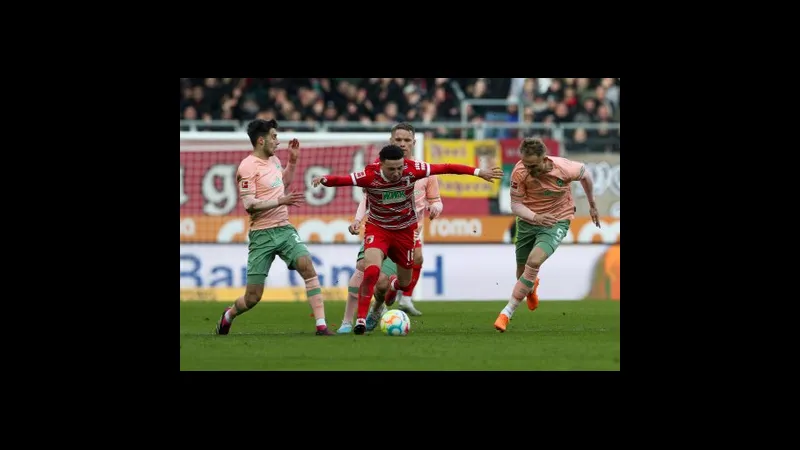 Cầu thủ của Augsburg và Werder Bremen đấu tranh gay gắt để giành quyền kiểm soát bóng.