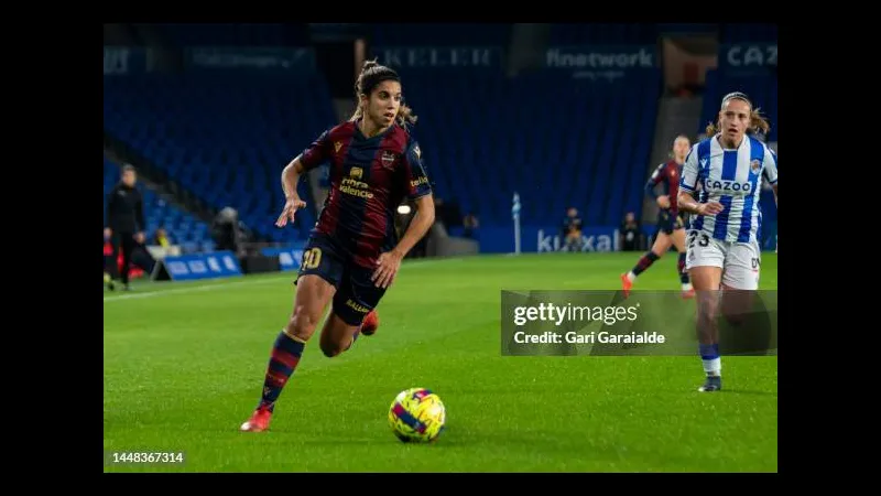 Cầu thủ Levante đang tung cú sút mạnh vào khung thành của Real Sociedad