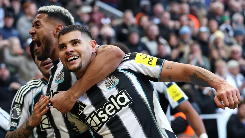 Cầu thủ Newcastle vượt qua hậu vệ Fulham trong trận đấu giữa hai đội