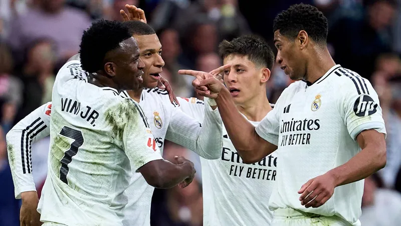 Hậu vệ của Real Madrid với sự quyết tâm ngăn chặn cú sút của tiền đạo Celta Vigo
