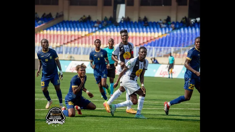 Tanganyika và Malole đang tranh chấp quả đá trên sân cỏ Tanganyika và Malole đang tranh chấp quả đá trên sân cỏ
