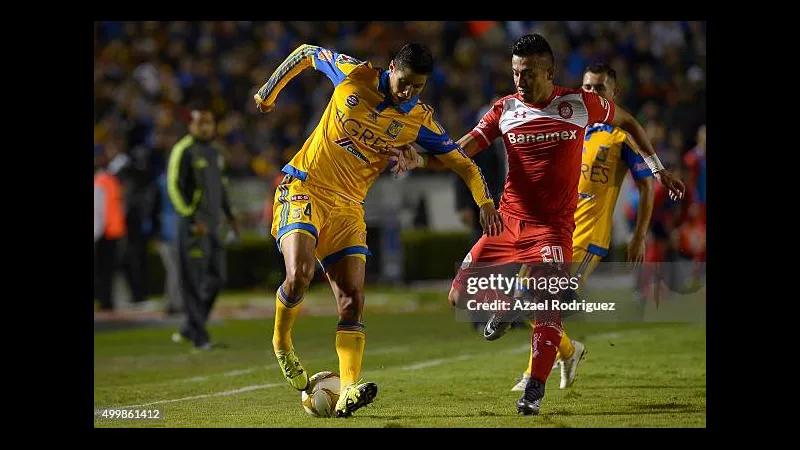 Cầu thủ Tigres UANL với sự quyết tâm vượt qua cầu thủ Toluca trong trận đấu. Cầu thủ Tigres UANL với sự quyết tâm vượt qua cầu thủ Toluca trong trận đấu.