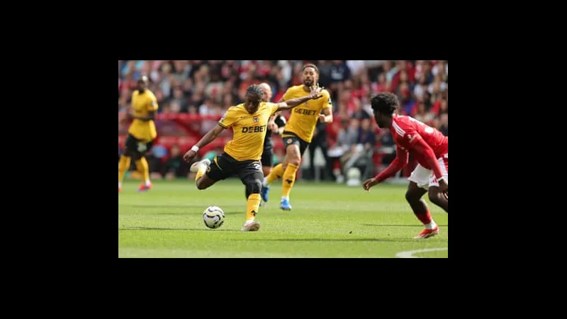 Cầu thủ Wolves vượt qua hậu vệ Nottingham Forest với tốc độ và kỹ thuật cá nhân
