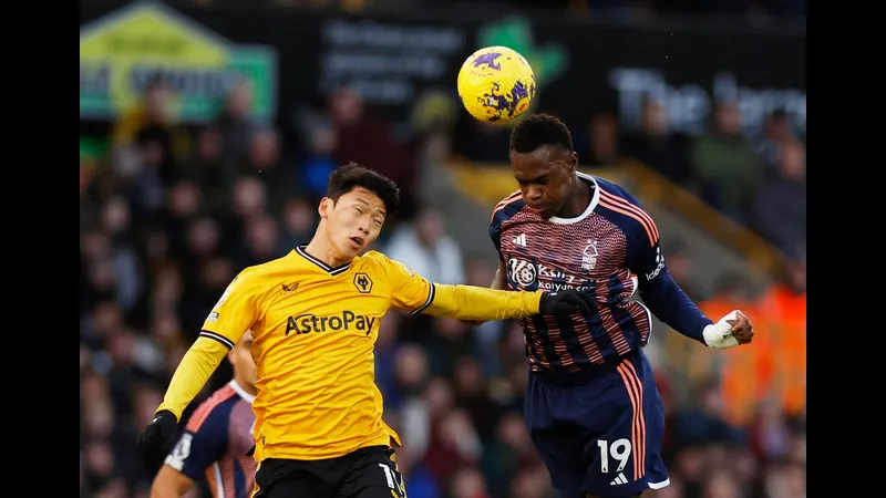 Cầu thủ Wolves vượt qua phòng ngự của Nottingham Forest với tốc độ và kỹ thuật cá nhân ấn…