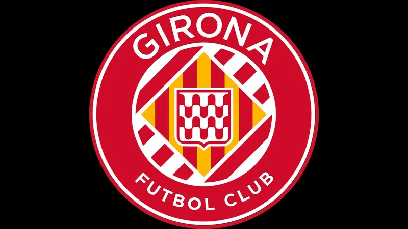 Cầu thủ Girona đang tung cú sút mạnh vào khung thành Alaves Cầu thủ Girona đang tung cú sút mạnh vào khung thành Alaves
