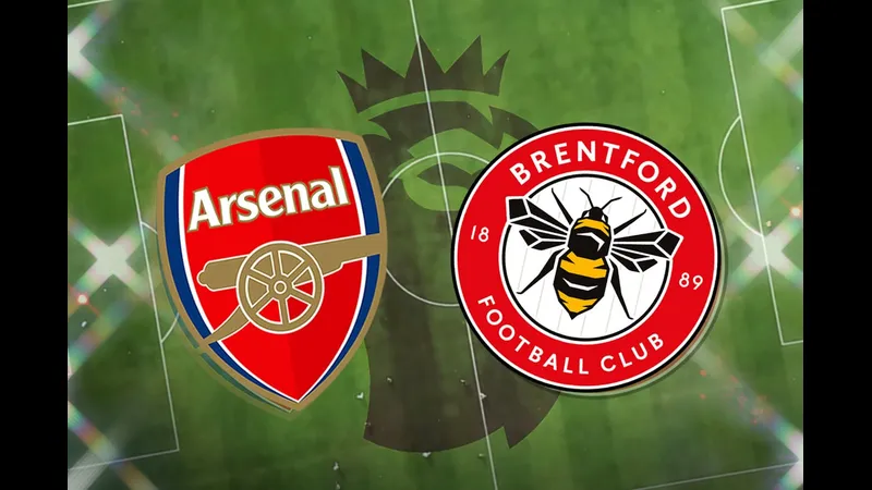 Cầu thủ Brentford và Arsenal tranh chấp quả bóng trên sân