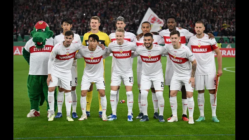 Cầu thủ Celtic và Stuttgart đua tranh quả bóng trên sân