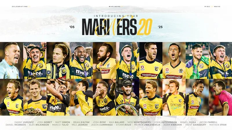 Cầu thủ Central Coast Mariners băng qua đối thủ của Western Sydney Wanderers