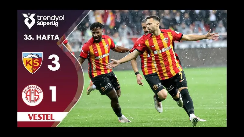 Cầu thủ của Kayserispor và Antalyaspor đang nỗ lực giành chiến thắng.