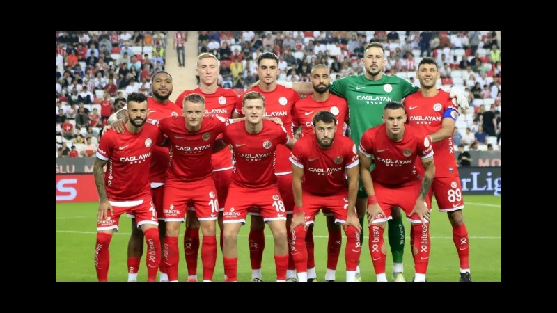 Cầu thủ Kayserispor tiếp bóng trước sự áp sát từ cầu thủ Antalyaspor