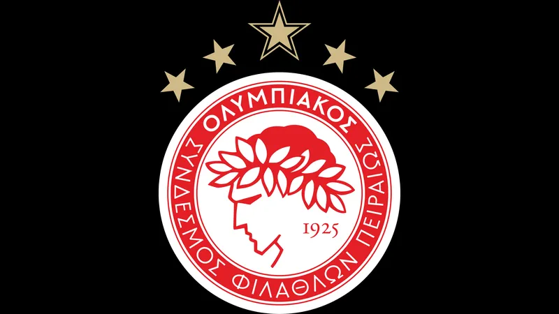 Cầu thủ Olympiakos dẫn bóng trước sự chống đỡ của đối thủ Bayer Leverkusen