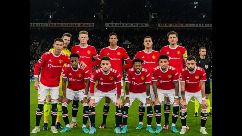 Cầu thủ West Ham và MU đối mặt trong tình huống tranh chấp bóng
