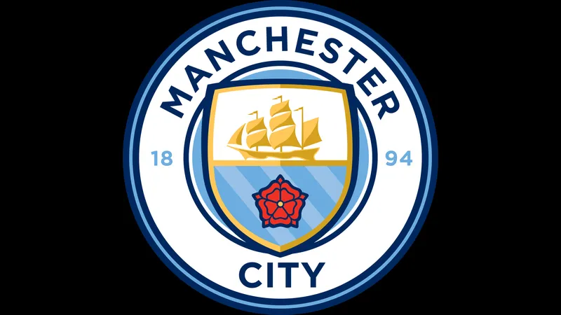 Cầu thủ Man City chạy nhanh với bóng trước sự truy đuổi từ cầu thủ Arsenal