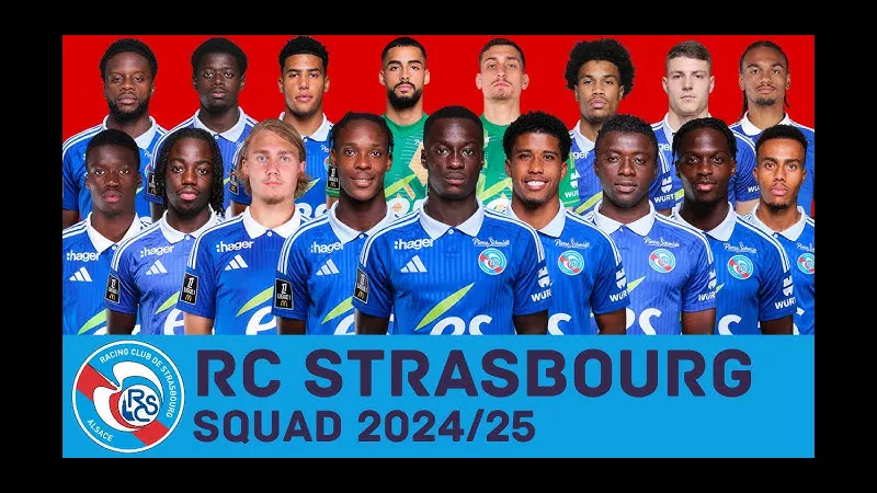 Cầu thủ Strasbourg chạy nhanh để cướp bóng từ cầu thủ Nantes Cầu thủ Strasbourg chạy nhanh để cướp bóng từ cầu thủ Nantes