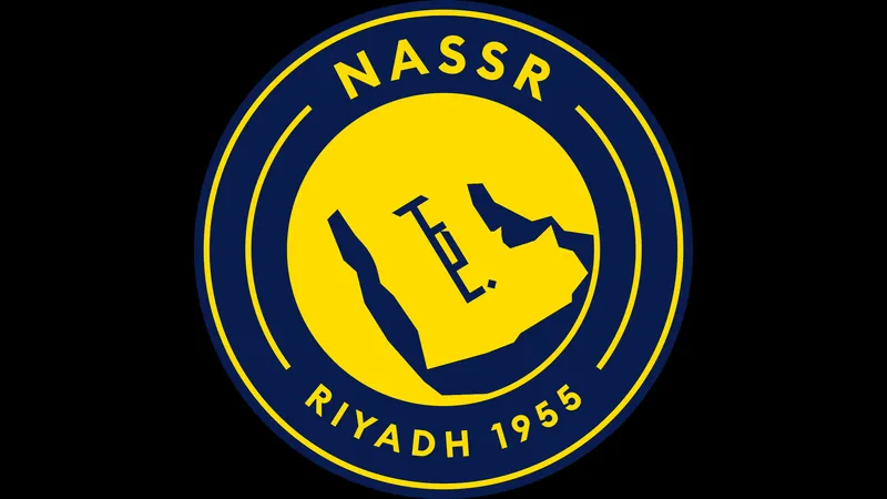 Cầu thủ Al Nassr đang tung cú sút mạnh mẽ trước Al Ettifaq