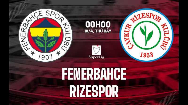 Cầu thủ Fenerbahce và Rizespor tranh chấp bóng trên sân