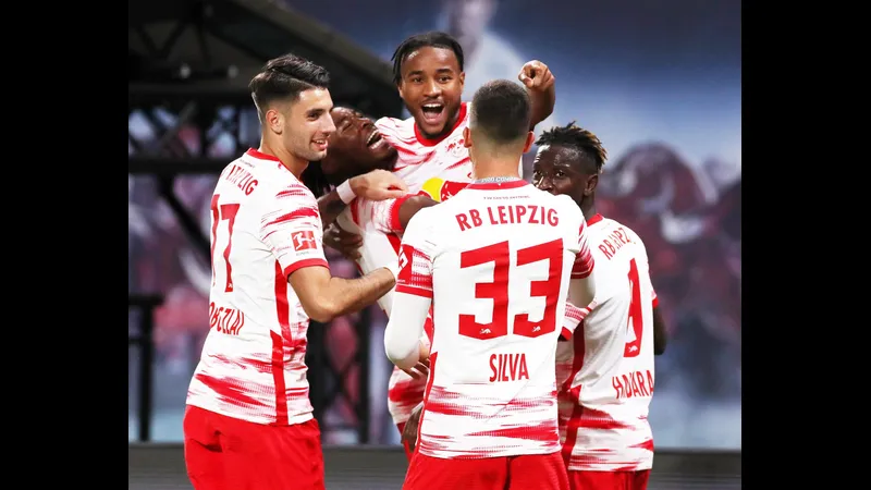 Cầu thủ RB Leipzig tung cú đá mạnh vào khung thành của Frankfurt