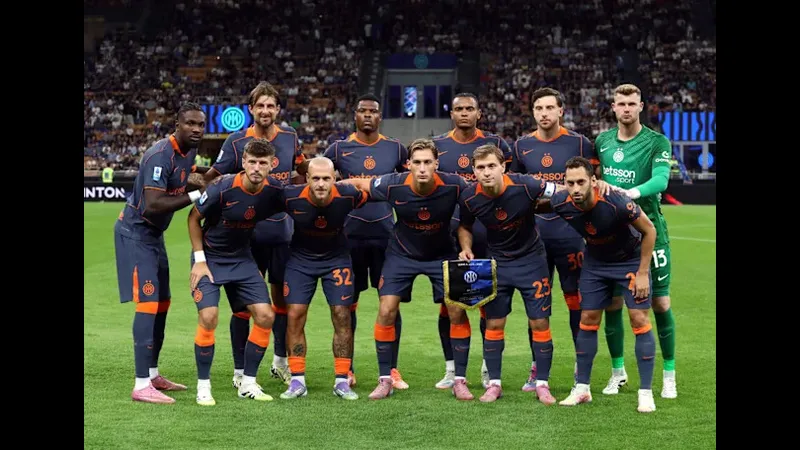 Cầu thủ Inter và Cagliari tranh chấp quả bóng trên sân cỏ