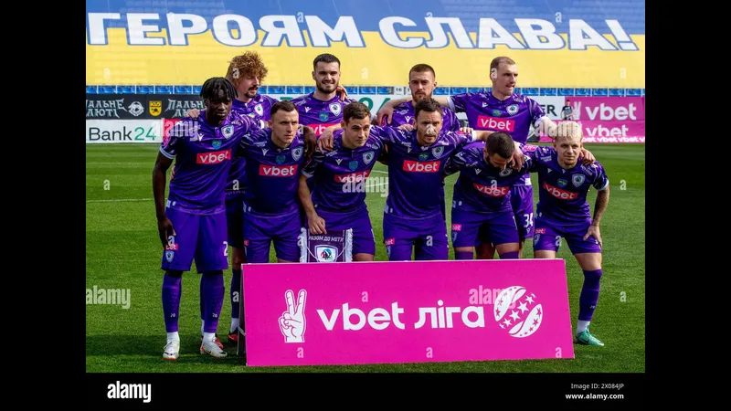Cầu thủ LNZ Cherkasy và Shakhtar Donetsk đấu tranh gay cấn trên sân